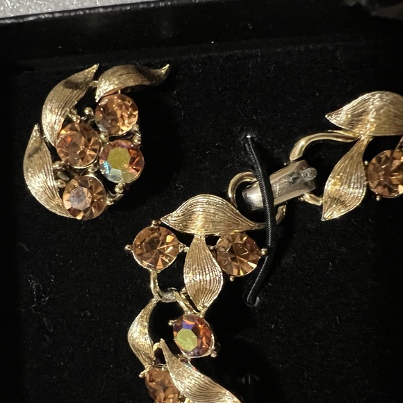 Lisner brand Vintage gold plated set of clip on earring and bracelet NWT in OB - Picture 4 of 11
